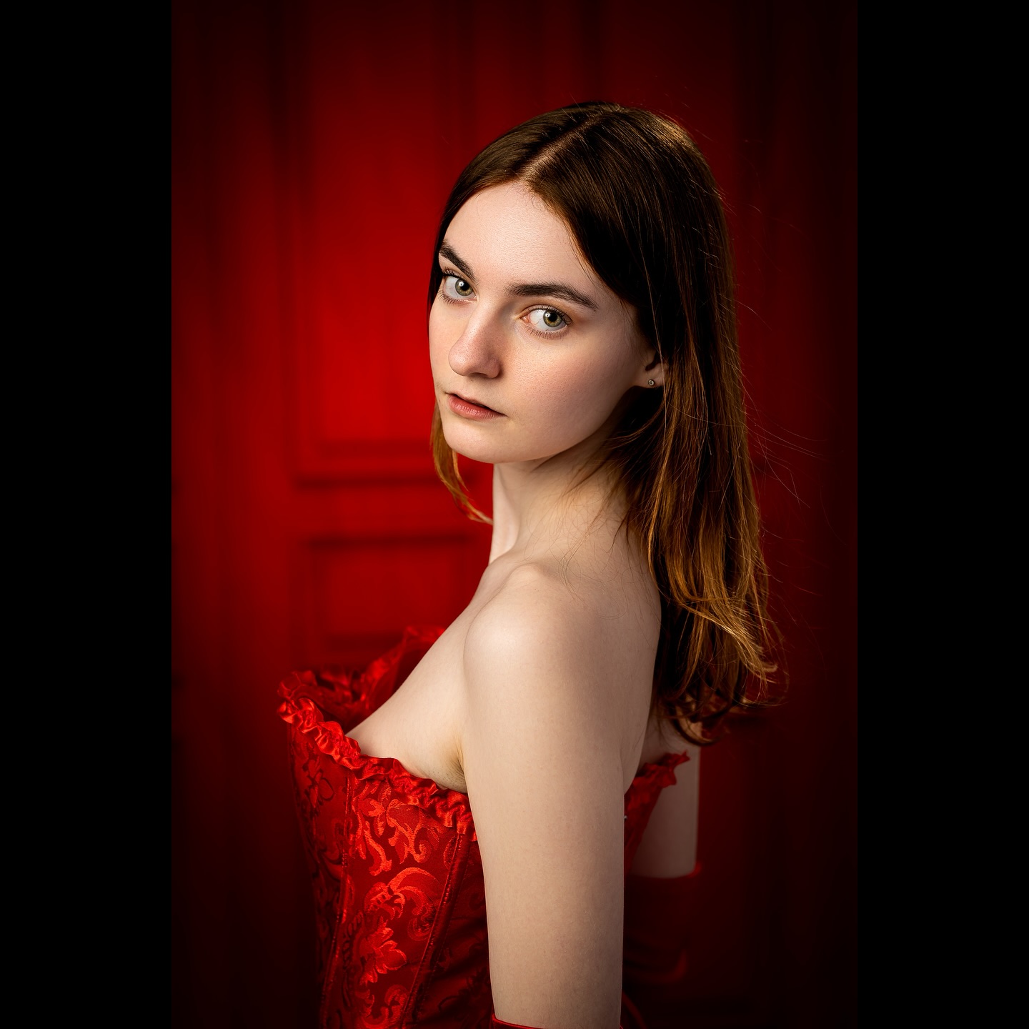🎬 Regard de velours, force tranquille
Andrea, intense et délicate à la fois, dans ce décor rouge profond.
La pose, la lumière, les textures : tout s’aligne ici pour une esthétique à la fois douce et puissante.
#portraitrouge #studiofashion #fineartportrait #regardfemme #redbackground #luxembourgphotographer #stylizedportrait #portraitinspiration #corsetlook #softpower #modernclassic #romainlambayphotography #portraitstudio #emotionthroughphotography
#lightroom #lightandshoot #beluxphoto
#nikon #nikonz9 #beluxphoto #studio #studiophotoshoot #visionasp #modelphotoshoot