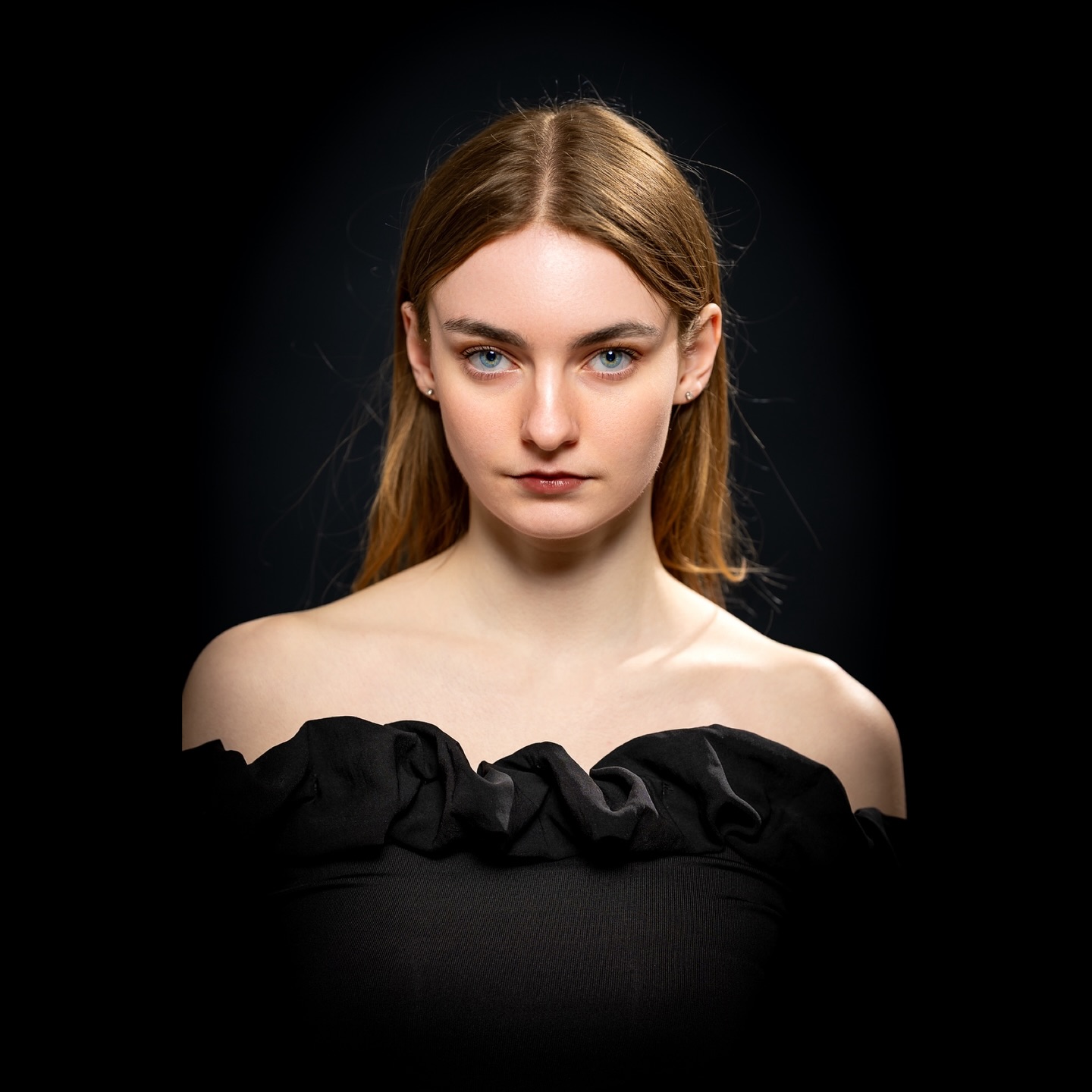 🎬 Noir absolu
Minimalisme, intensité du regard, lumière sculptée.
Andrea incarne ici une élégance brute, presque théâtrale, dans une ambiance sombre et maîtrisée.
Une série où chaque détail compte, chaque ombre a son rôle.
#blackportrait #portraitnoir #dramaticlighting #fineartportrait #minimalportrait #studioemotion #lookintense #portraitluxembourg #blackoutfit #femaleexpression #artisticportrait #romainlambayphotography #portraitfemme #luxembourgstudio
#lightroom #lightandshoot #beluxphoto
#nikon #nikonz9 #beluxphoto #studio #studiophotoshoot #visionasp #modelphotoshoot
