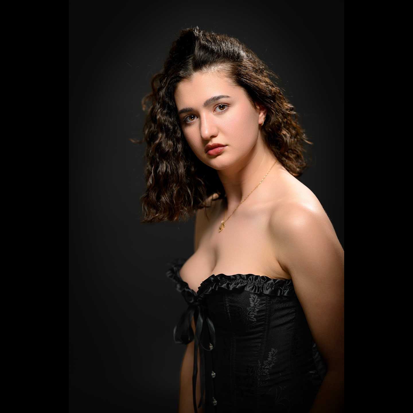 🎭 Entre lumière et mystère.
Clara incarne une beauté captivante, presque théâtrale, portée par un regard franc et une élégance naturelle.
Une pose délicate, une intensité assumée.
📷 Photo & lumière : Romain Lambay Photography
#StudioMood #ClassicBeauty #BlackOutfitStyle #CorsetVibes #PortraitFéminin #IntenseLook #PortraitStudio #ElegantMood #RomainLambayPhotography #Clara #PhotoLuxembourg #SoftButStrong #MoodyLighting #PhotographePortrait #FineArtStyle #PortraitGallery
#lightroom #lightandshoot #beluxphoto
#nikon #nikonz9 #beluxphoto #studio #studiophotoshoot #visionasp #modelphotoshoot#modelphotoshoot