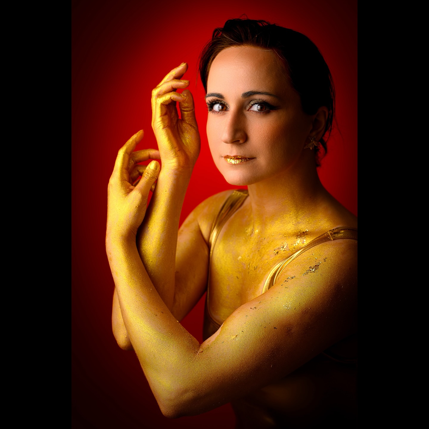 ✨ Golden Glow ✨
L’or ne se porte pas seulement en bijou, il se vit, se ressent, se photographie.
Ce shooting studio est une exploration de la lumière, de la texture et de la force féminine sublimée par des reflets dorés.
Un jeu d’ombres et d’éclats pour mettre en valeur la peau comme une œuvre d’art vivante.
📸 Lumière maîtrisée, regard perçant et ambiance intense sur fond rouge profond.
💬 Dites-moi en commentaire ce que cette image évoque pour vous.
#goldenbeauty #studiophotography #artisticportrait #luxembourgphotographer #portraitphotography #goldpaint #cinematicportrait #fineartportrait #romainlambayphotography #glowup #luxembourgstudio #makeupart #goldenhourvibes #artphotography #creativeportrait #glamourshoot
#lightroom #lightandshoot #beluxphoto
#nikon #nikonz9 #beluxphoto #studio #studiophotoshoot #visionasp #modelphotoshoot#modelphotoshoot