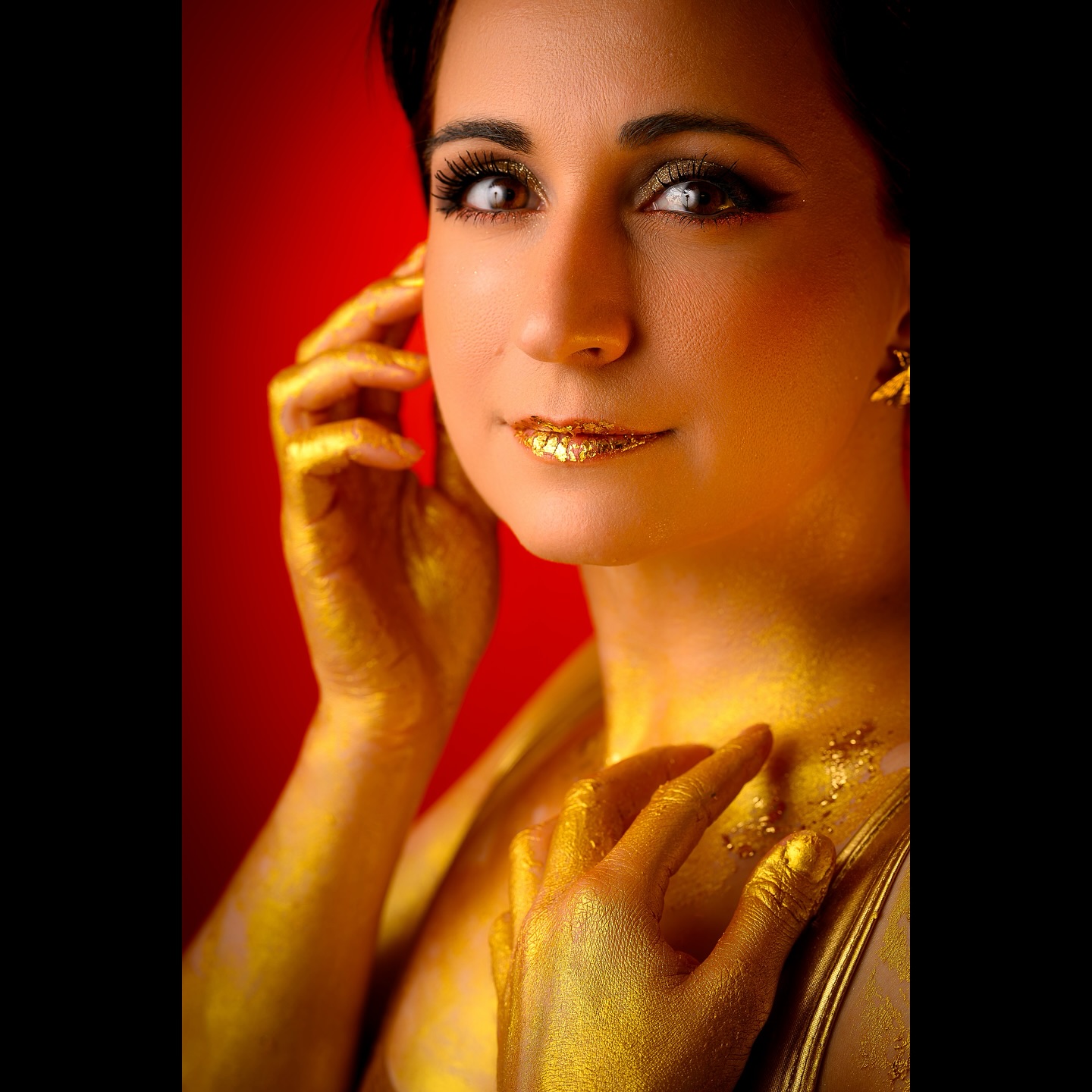 💫 Golden Touch 💫
Quand chaque geste devient poésie, chaque reflet une émotion.
Cette image célèbre la puissance du détail, la délicatesse d’un regard et la sensualité du doré.
Un portrait intense, brut et élégant à la fois.
✨ La lumière accroche les textures, le rouge en fond amplifie la chaleur et la force de ce moment figé.
📷 L’or ne brille jamais autant que sur une peau vivante.
#goldenportrait #beautyportrait #fineartphotography #studioportrait #goldleafmakeup #romainlambayphotography #luxembourgphotographer #artisticexpression #goldskin #glowportrait #closeupportrait #luxembourgstudio #beautyshot #goldenhourvibes #artinmotion
#lightroom #lightandshoot #beluxphoto
#nikon #nikonz9 #beluxphoto #studio #studiophotoshoot #visionasp #modelphotoshoot#modelphotoshoot