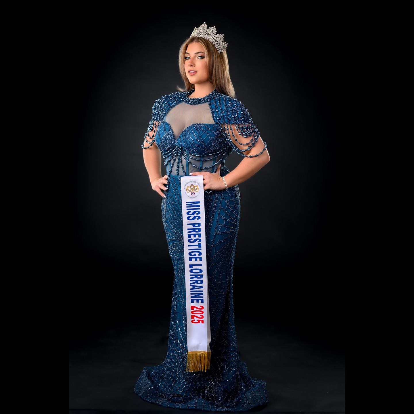 💙 Élégance impériale 💙
Noémie, Miss Prestige Lorraine 2025, incarne la force et la finesse dans cette robe majestueuse aux reflets de saphir.
Une reine moderne, fière et resplendissante sous sa couronne 👑✨
#MissPrestigeLorraine #MissPrestige2025 #Noémie #BlueGown #RoyalElegance #CrownPortrait #BeautyQueen #RobeBleue #TenueDeRêve #ShootingStudio #PortraitDeReine #PhotographeLuxembourg #PhotographeLorraine #QueenMood
#PhotographieLuxembourg #luxembourgphotographer #modelephoto #modelphotography #shooting #shootingphoto #portrait #lightroom #lightandshoot #beluxphoto
#nikon #nikonz9 #beluxphoto #studio #studiophotoshoot #visionasp #modelphotoshoot