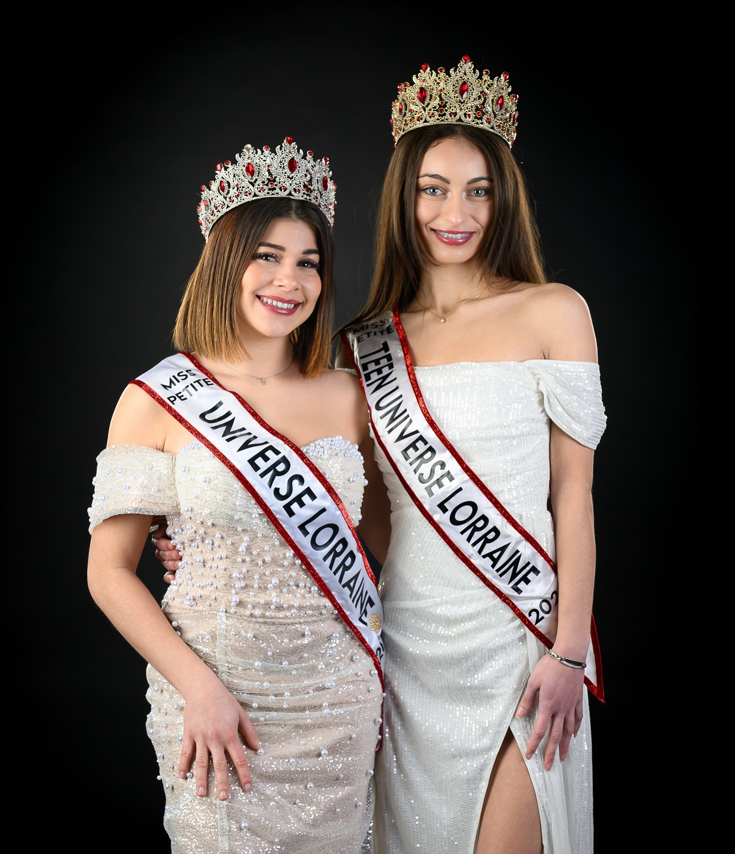 👑✨ Deux reines, deux couronnes, une fierté pour la Lorraine ! ✨👑
Coraline, Miss Petite Universe Lorraine 2024, et Nitya, Miss Teen Petite Universe Lorraine 2024, rayonnent ensemble avant de représenter la Lorraine à l’élection nationale.
Bravo à elles pour leur engagement, leur élégance et leur énergie. On leur souhaite le meilleur pour la suite de cette belle aventure !
#MissPetiteUniverse #MissTeenPetiteUniverse #Lorraine2024 #BeautyQueens #Couronne #Elegance #FiertéLorraine #RomainLambayPhotography #PageantQueens #Ambition #GirlPower #MissUniverseFrance2025 #PortraitPhotography
#lightandshoot #beluxphoto
#nikon #nikonz9 #beluxphot #visionasp #modelphotoshoot #modelphotoshoot