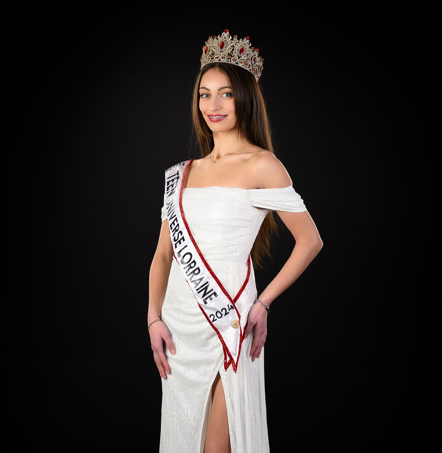 ✨👑 Voici Nitya, Miss Teen Petite Universe Lorraine 2024 ! ✨
Avec grâce, élégance et détermination, elle représente fièrement la Lorraine et se prépare à conquérir la scène nationale lors de Miss Teen Petite Universe France 2025.
Un immense bravo à elle pour ce parcours déjà impressionnant et pour incarner si joliment les valeurs de beauté, confiance et ambition.
#MissTeenPetiteUniverse #Lorraine2024 #MissTeenUniverse #BeautyQueen #Crown #Elegance #RomainLambayPhotography #PortraitPhotography #TeenPageant #LorraineFiere #MissTeenPetiteUniverseFrance2025 #Confidence #Ambition #EleganceInWhite
#lightandshoot #beluxphoto
#nikon #nikonz9 #beluxphot #visionasp #modelphotoshoot #modelphotoshoot