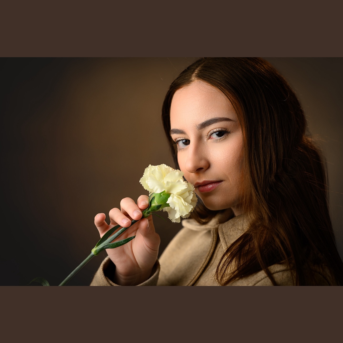 🌿 Célia — Fine Art Portrait 🌿
Un regard qui capte l’âme, une fleur qui raconte la fragilité.
Chaque détail, chaque nuance, chaque lumière est pensé pour sublimer la beauté intemporelle.
Merci Célia pour cette élégance naturelle qui transforme chaque image en œuvre d’art.
#fineartportrait #fineartphotography #artisticportrait #portraitdart #luxembourgphotographer #portraitluxembourg #romainlambayphotography #moodyportrait #timelessbeauty #portraitlover #studioportrait #flowerportrait #emotionalportrait #fineartstyle #portraitphotographer
#lightroom #lightandshoot #beluxphoto
#nikon #nikonz9 #beluxphoto #studio #studiophotoshoot #visionasp #modelphotoshoot