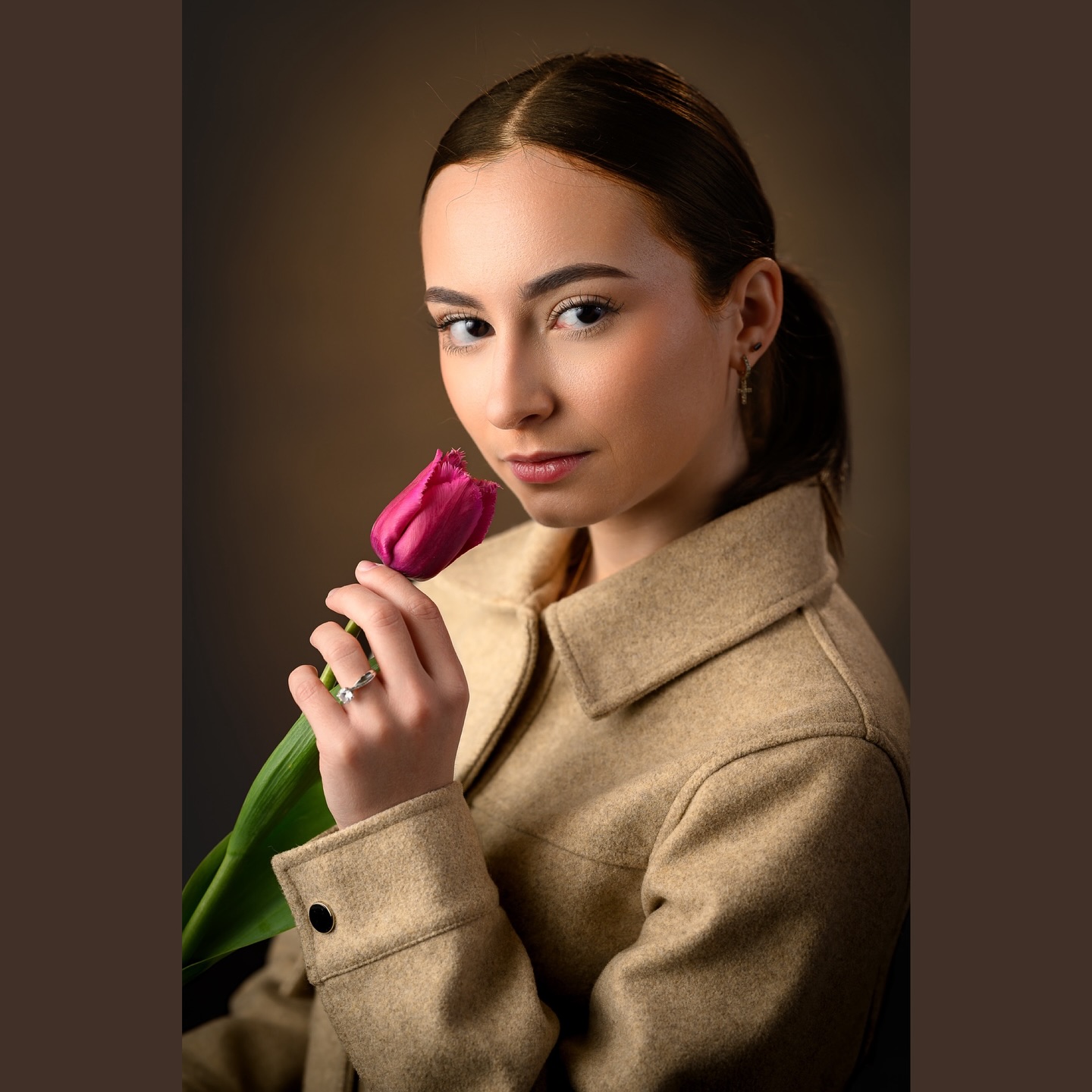 ✨ Célia, élégance florale ✨
Entre douceur et caractère, Célia incarne parfaitement ce subtil équilibre où chaque regard, chaque geste, raconte une histoire.
Un simple tulipe, un simple regard… et tout devient poésie.
#portraitphotography #fineartportrait #portraitmood #elegance #beautyshot #flowerportrait #femininity #luxembourgphotographer #portraitluxembourg #studioportrait #romainlambayphotography #softlight #portraitlover #portraitinspiration #artisticportrait #moodyportrait
#lightroom #lightandshoot #beluxphoto
#nikon #nikonz9 #beluxphoto #studio #studiophotoshoot #visionasp #modelphotoshoot