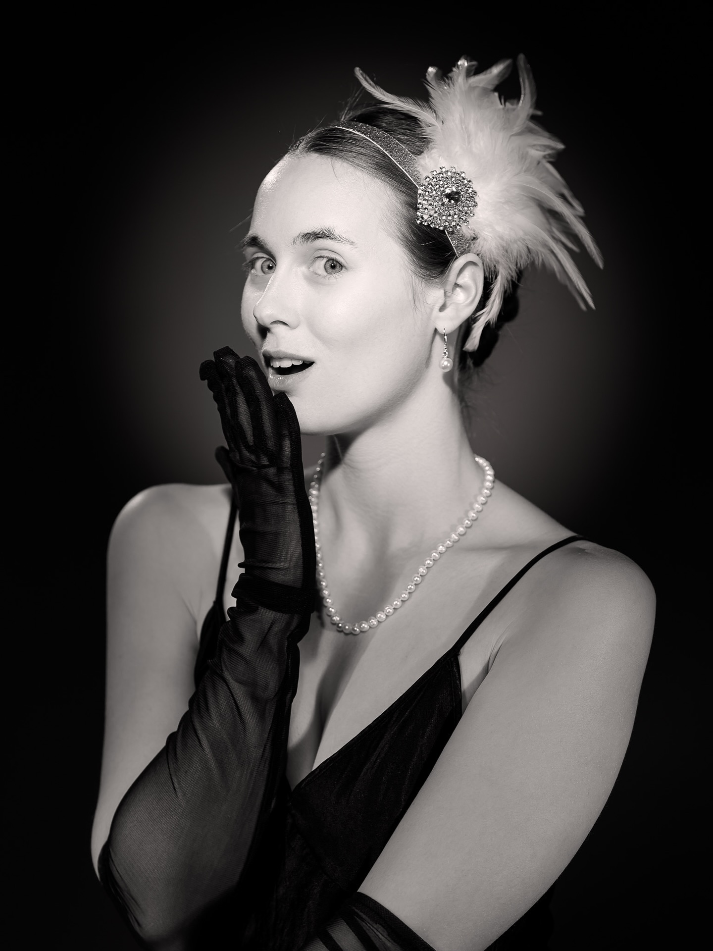 ✨ Éclat rétro et mystère au féminin
Annelise, figée dans une lumière d’éternité.
Un hommage aux portraits intemporels du studio Harcourt : contrastes maîtrisés, glamour assumé, et cette touche d’élégance feutrée qui traverse les époques.
📸 Studio Metz – Lumière cinéma, noir et blanc, perles et plumes…
#StudioHarcourt #PortraitNoirEtBlanc #LumièreCinéma #PortraitÉlégant #VintageGlamour #PhotoStudio #PortraitFemme #RomainLambayPhotography #InspirationRétro #LookAnnées30 #PhotographieArtistique #FineArtPortrait #MetzPhotographie #NoirEtBlancMagique #ClassicPortrait
#lightroom #lightandshoot #beluxphoto
#nikon #nikonz9 #beluxphoto #studio #studiophotoshoot #visionasp #modelphotoshoot