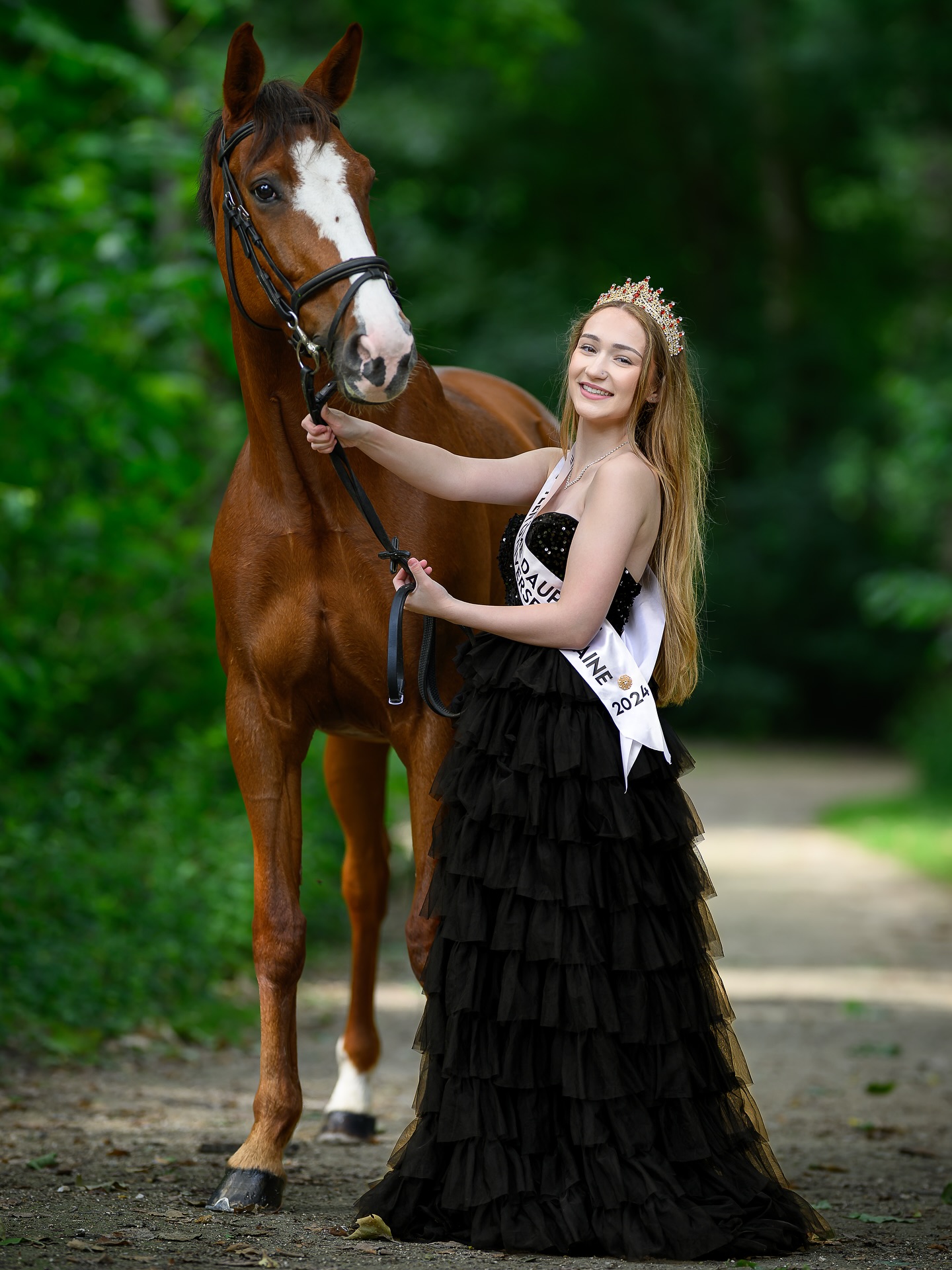 Dauphine en robe noire à volants
Entre forêt et lumière, la dauphine Miss Petite Universe Lorraine 2024 dévoile son charisme dans une robe de reine.
Une élégance majestueuse, soulignée par la complicité avec son cheval.
✨ La beauté d’une étoile montante.
📍 Centre équestre de Moncel – Jarny
#lightroom #lightandshoot #beluxphoto
#nikon #nikonz9 #beluxphoto #studio #studiophotoshoot #visionasp #modelphotoshoot