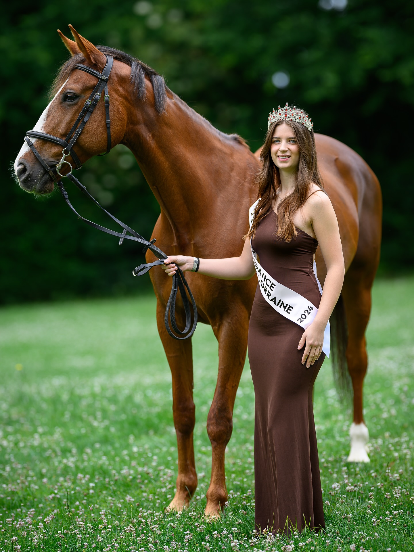 Miss Élégance Petite Universe Lorraine 2024
Elle incarne l’élégance avec un grand E.
Couronnée Miss Élégance Petite Universe Lorraine 2024, elle pose avec prestance au cœur du centre équestre de Moncel.
Entre raffinement, douceur et présence naturelle, chaque détail souligne la noblesse de son titre.
👑 Une élégance évidente, un regard serein.
📍 Centre équestre de Moncel – Jarny
#lightroom #lightandshoot #beluxphoto
#nikon #nikonz9 #beluxphoto #studio #studiophotoshoot #visionasp #modelphotoshoot
#misslorraine #misspetiteuniverse #misselegance #portraitnature #romainlambayphotography #elegancefeminine