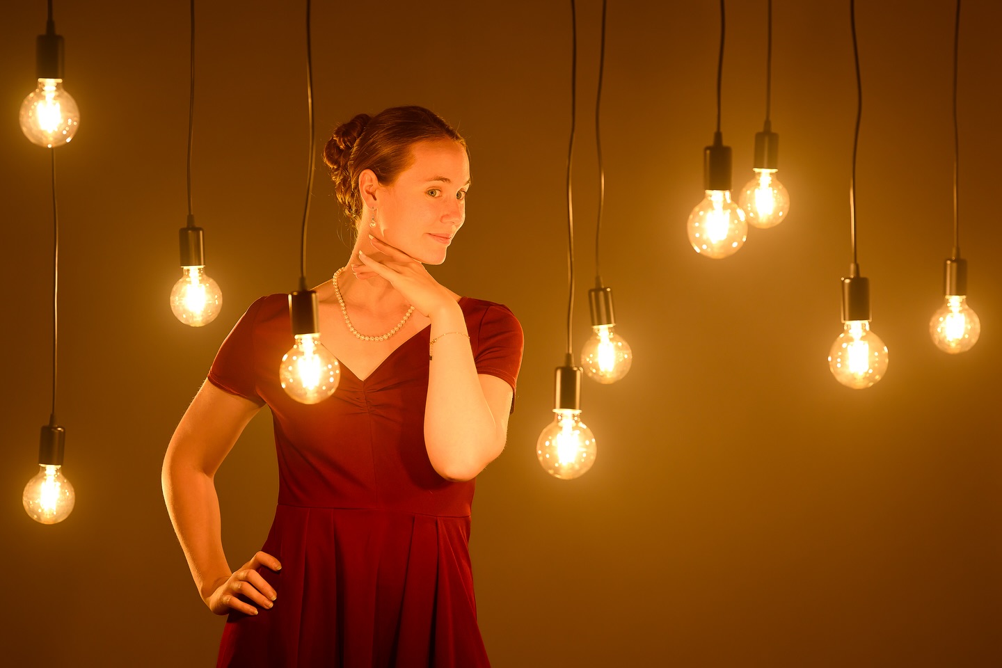 💡 Annelise – Élégance dans la lumière 💡
Quand le classique rencontre la créativité.
Une lumière douce et dorée, une touche de brume et un sourire éclatant au milieu des ampoules suspendues.
Ce portrait avec Annelise évoque la grâce intemporelle, soulignée par la perle et l’ambiance feutrée du studio. ✨
Un moment suspendu entre chaleur, douceur et éclat.
📸 Nikon Z9
🎬 Lumière : setup fait main, ampoules led & brume
#annelise #portraitfemme #portraitphotography #warmtoneportrait #classicvibes #studioambiance #smokybackground #goldenlight #nikonportrait #nikonz9 #beluxphoto #luxembourgphotographer #studiophotoshoot #fineartportrait #pearlstyle #lightandshoot
#lightroom #visionasp #modelphotoshoot #studioatmosphere