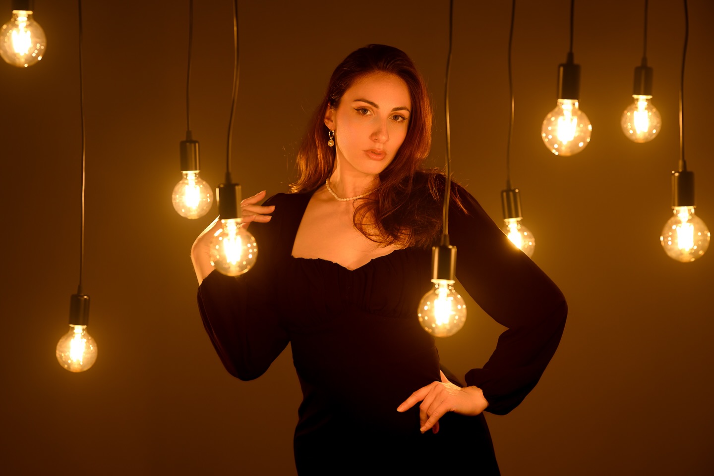 🔥 Noémie – L’élégance dans l’ombre et la lumière 🔥
Une robe noire, une perle, une présence.
Noémie se glisse dans cette ambiance cinématographique, entre les ampoules suspendues et les ombres dorées.
Un portrait qui capte la force douce, le regard assuré, et la beauté dans la simplicité du clair-obscur.
Chaque lumière révèle un peu plus de caractère.
Quel mood vous inspire cette image ?
📸 Nikon Z9 – Setup fait main
🎥 Ambiance : lumière chaude, studio feutré et minimalisme expressif
#noemie #portraitintemporel #portraitstudio #cinematicportrait #moodylighting #warmvibes #lampesuspendues #portraitluxembourg #nikonportrait #studioambience #nikonz9 #studiophotography #eleganceclassique #glowandshadow #fineartportrait #luxembourgphotographer #lightandshoot #modelshooting #beluxphoto