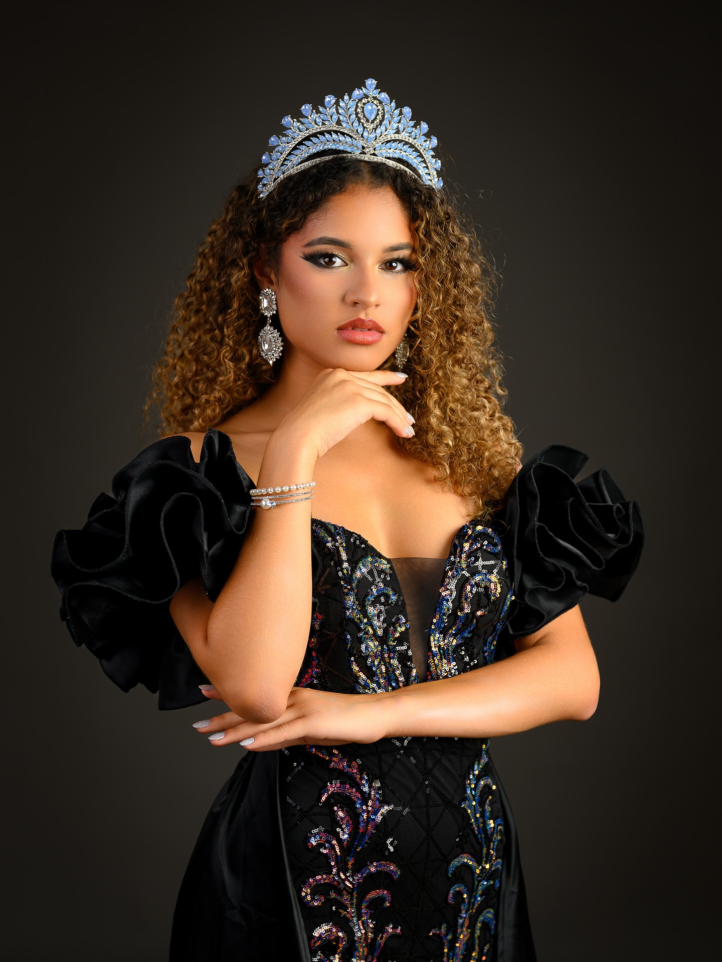 👑 Amandine, Miss Teen Bellaza Lorraine 2025 & 1ère Dauphine Miss Teen Bellaza France 🇫🇷
Prestance et élégance, regard assuré, couronnée de succès.
Cette image rend hommage à son charisme naturel et à son incroyable parcours. Bravo, Amandine, pour ton rayonnement et ta détermination !
📸 Romain Lambay Photography
👑 Couronne officielle Bellaza
#MissTeenBellaza, #MissTeenBellazaLorraine, #MissTeenBellazaFrance, #FirstRunnerUp, #RomainLambayPhotography, #StudioPortrait, #BlackDressElegance, #CrownQueen, #TeenBeautyQueen, #PageantLife, #LumièreDeStudio, #PortraitDeReine, #EleganceFrançaise, #Couronne, #PhotographeMetz, #PhotographeLuxembourg, #FineArtPortrait, #BeautéNaturelle
#lightroom #lightandshoot #beluxphoto
#nikon #nikonz9 #beluxphoto #studio #studiophotoshoot #visionasp #modelphotoshoot