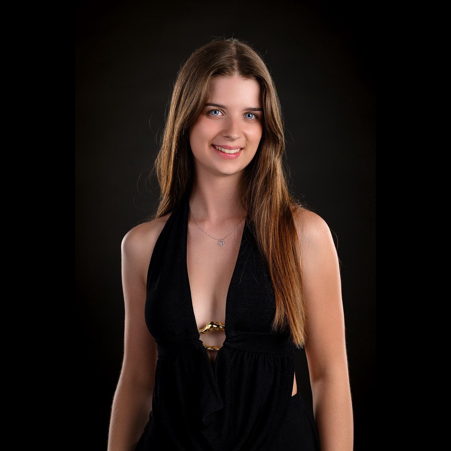 Portrait studio avec Louane
Un regard franc, une pose élégante, une lumière pensée pour révéler chaque détail.
Louane incarne à la fois la douceur et la force, la grâce naturelle et la présence affirmée.
Ce shooting en studio a été l’occasion de jouer avec les contrastes, de travailler une lumière cinéma au service de l’expression, du regard, de l’attitude.
Un grand merci à elle pour sa confiance et sa belle énergie devant l’objectif.
Hâte de vous montrer la suite !
📷 Nikon Z9 + 85mm f/1.2
#lightroom #lightandshoot #beluxphoto
#nikon #nikonz9 #studio #studiophotoshoot
#visionasp #modelphotoshoot #portraitphotography
#portraitmood #portrait_vision #studioportrait
#beautyportrait #glamourportrait #luxembourgphotographer
#photographeportrait #femalemodel #portraitshoot
#moodyportraits #fashioninspiration #blackdress
#beautyshot #francemodel #portraitlovers
#nikonphotography #zseries #85mm
#lowkeyportrait #cinematiclighting