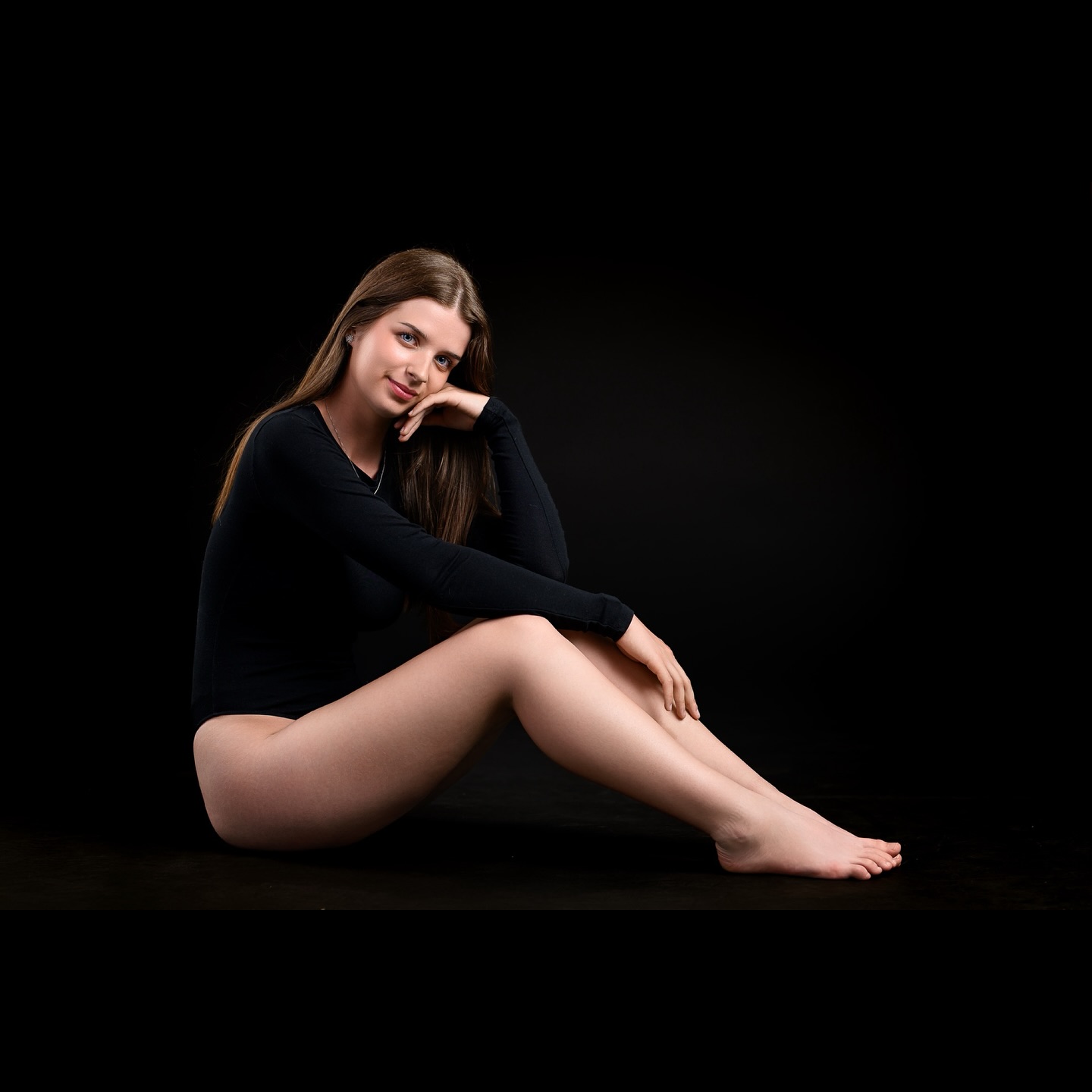 Équilibre, élégance et simplicité.
Louane, posée, confiante, lumineuse…
Cette image, tout en sobriété, illustre parfaitement ce que j’aime explorer en studio : l’épure, la justesse, l’instant suspendu.
Lumière modelée pour dessiner les courbes, contraste maîtrisé pour faire ressortir la douceur d’un regard, d’un geste, d’une attitude.
Merci Louane pour ta grâce naturelle et ton aisance face à l’objectif.
Une séance dans l’intimité du studio, où chaque détail prend vie.
📷 Nikon Z9 + 85mm f/1.2
#lightroom #lightandshoot #beluxphoto
#nikon #nikonz9 #studio #studiophotoshoot
#visionasp #modelphotoshoot #portraitphotography
#portrait_vision #fineartportrait #moodyportrait
#beautyshot #elegantportrait #luxembourgmodel
#blackbodysuit #studioaesthetics #portraitartist
#minimalistportrait #modelpose #blackbackground
#portraitlover #nikonportrait #cinematicportrait
#85mmmagic #blackonblack #portraitluxembourg
#timelessbeauty #visualpoetry