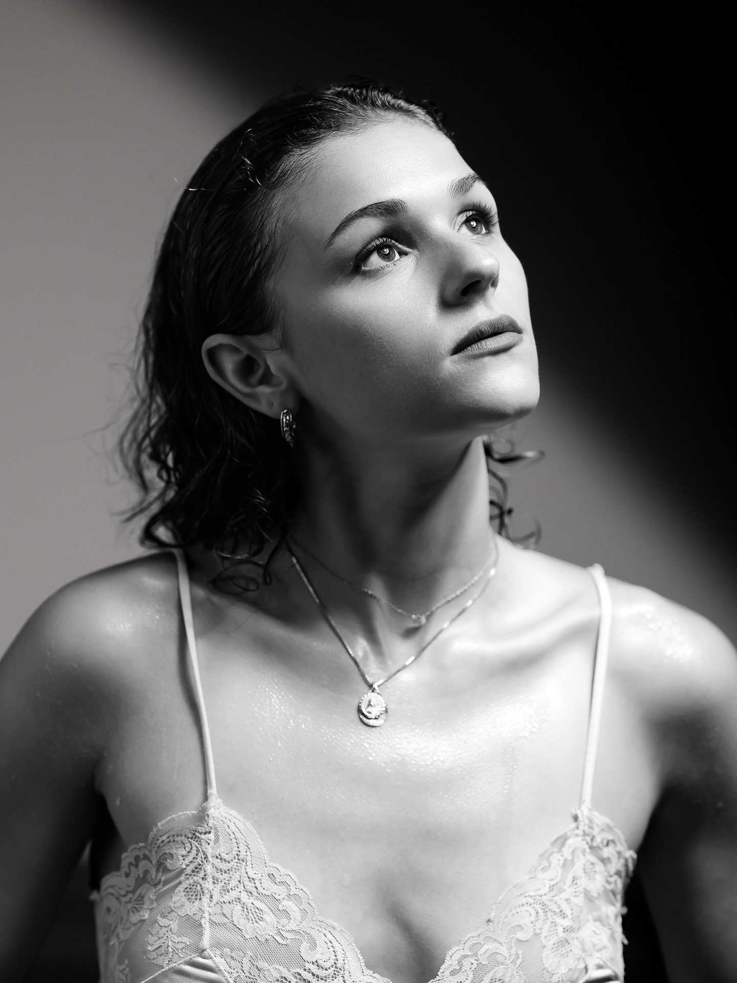 Silence et intensité
Ava. Immobile. Présente.
Un regard fermé mais un monde intérieur vibrant. La lumière découpe les formes, souligne la peau, révèle sans tout montrer.
Cette image est une pause, une respiration.
Un instant hors du temps, capté en studio dans un jeu d’ombres et de textures.
Merci Ava pour ta confiance et ta force douce.
📷 Nikon Z9
🎞️ Lumière directionnelle en studio
🎨 Noir et blanc traité sous Lightroom avec contraste doux et grain subtil
#lightroom #lightandshoot #beluxphoto
#nikon #nikonz9 #studio #studiophotoshoot
#visionasp #modelphotoshoot #portraitphotography
#bnwportrait #noiretblanc #blackandwhiteportrait
#bnwphoto #studioart #fineartportrait
#cinematicportrait #moodyportrait #dramaticlighting
#beautyshot #portraitartist #emotiveportrait
#luxembourgphotographer #portraitlovers #lowkeyportrait
#modelmood #portraitnoir #intenseportrait
#portraitstudio